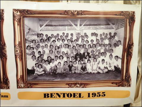1955年当時の会社の新年会の写真（親戚家族が多いです）